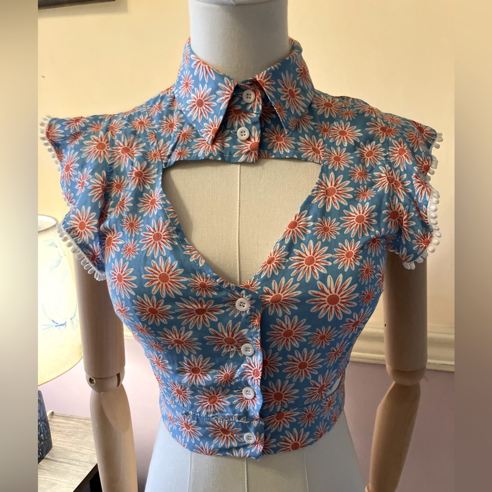 Super cute cropped summer top with collar and ruffles on shoulder area